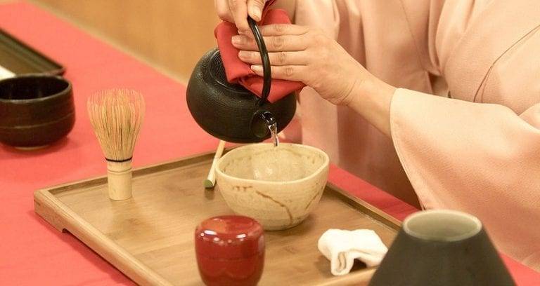 Giappone, stop alle donne che servono il tè alla fine dei meeting 