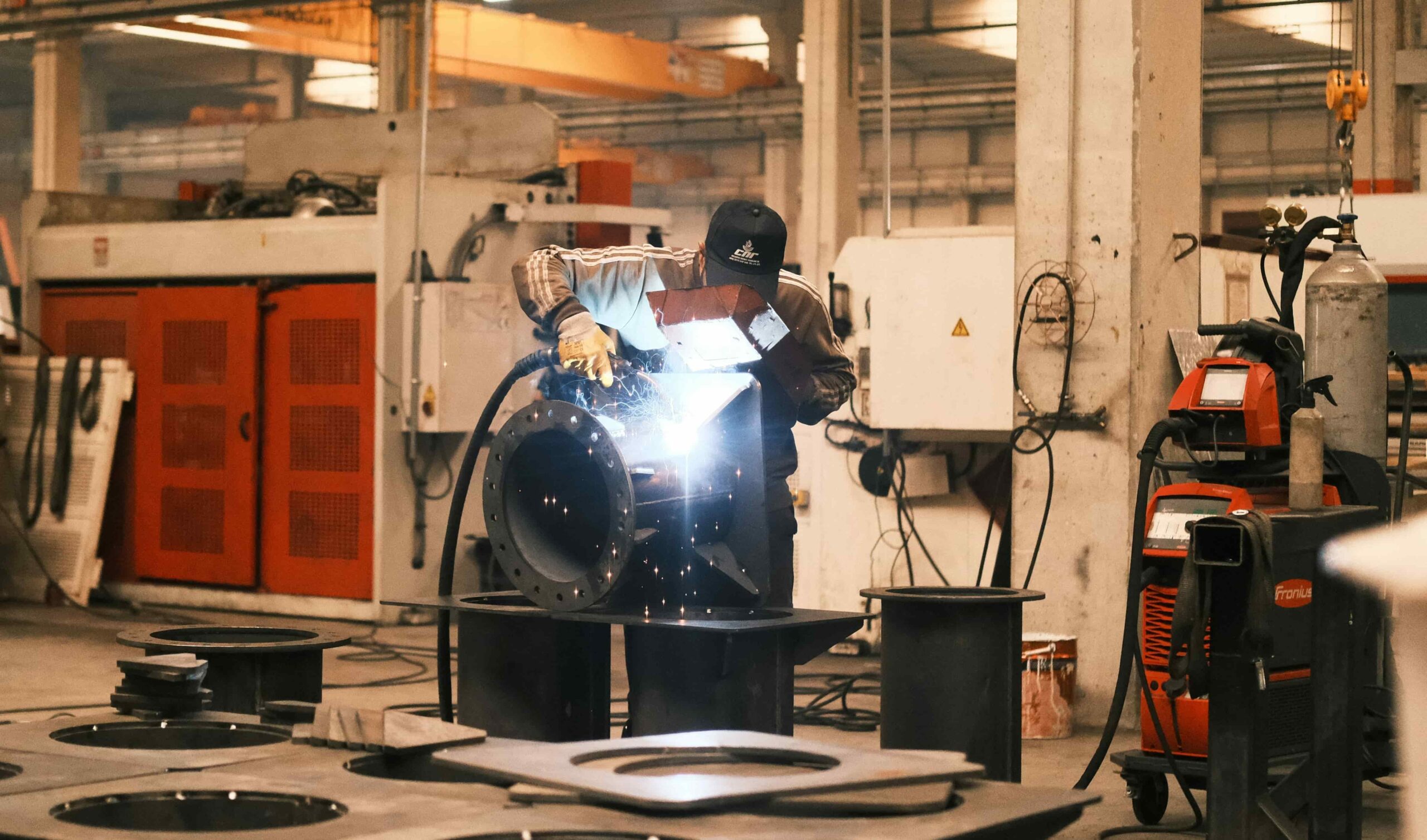 Operaio al lavoro in un’azienda manifatturiera italiana