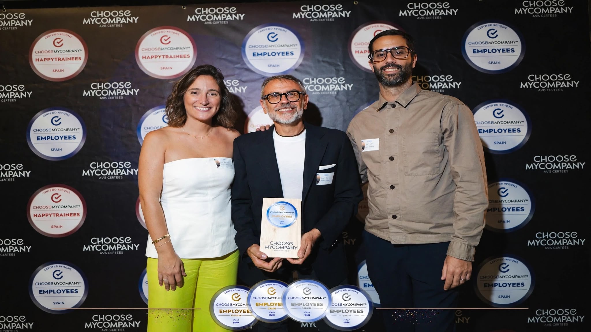 Tre rappresentanti di Alveo Group con il premio EmployeesIndex di ChooseMyCompany davanti al backdrop della cerimonia