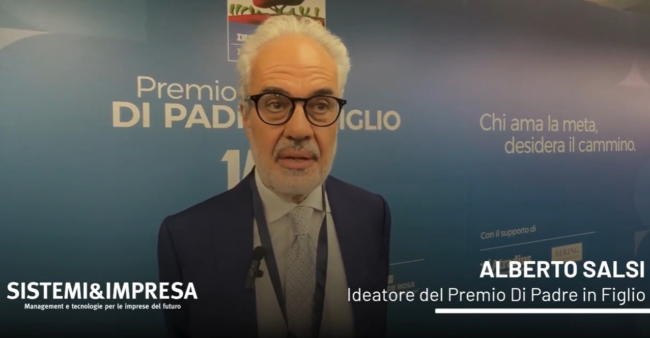 Alberto Salsi, ideatore del Premio Di Padre in Figlio, intervistato davanti al pannello del premio